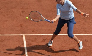 La Bélarusse Victoria Azarenka, N.3 mondiale, s'est aisément qualifiée pour les quarts de finale de Roland-Garros, en battant lundi l'Italienne Francesca Schiavone en deux sets 6-3, 6-0.