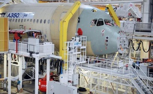 L'avionneur européen Airbus a opté pour la prudence et renoncé aux batteries au lithium pour son futur long-courrier A350, faute de certitude sur la sécurité entourant cette technologie après les graves incidents qui ont cloué au sol les 787 de son rival américain Boeing.