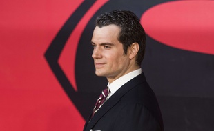 L'acteur Henry Cavill a notamment interprété le rôle de Superman. Il est ici en promotion pour « Batman v Superman »