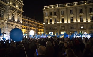 La marche des Lumières organisée à Lyon par le centre Léon Bérard est destinée à impliquer et sensibiliser le public à la lutte contre le cancer.