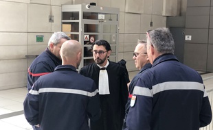Les quatre prévenus avec leur avocat, le 30 avril 2019 au palais de justice de Nice