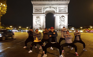 L'Arc de Triomphe impassible face au haka des All-Black