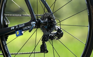 Gros plan de la roue arrière d'un vélo du Britannique Christopher Froome durant la 11e étape du Tour de France, le 15 juillet 2015 à Cauterets, dans les Hautes-Pyrénées