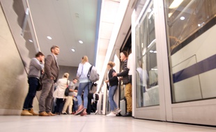 Des voyageurs descendent d'une rame à la station Clémenceau du métro de Rennes.