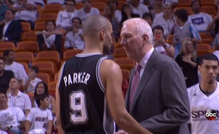Tony Parker et Gregg Popovich lors du match N3 de la finale NBA, le 11 juin 2014.