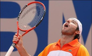 L'Allemand Philipp Kohlschreiber a éliminé le Français Sébastien Grosjean en quart de finale du tournoi ATP de tennis de Munich, en deux manches 6-4, 7-6 (7/5), vendredi.