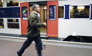 RER en gare à Paris.