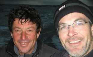 Jean Le Cam (à gauche) et Vincent Riou (à droite), soulagés après le sauvetage du premier par le second, le 6 janvier 2009 sur le Vendée Globe.