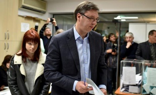 Le Premier ministre serbe Aleksandar Vucicarrive à son bureau de vote à Belgrad, le 24 avril 2016