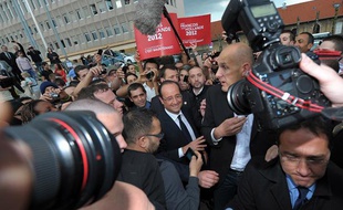 François Hollande prend un bain de foule lors de passage à Forbach, vendredi 4 mai 2012, pour la dernière journée de campagne