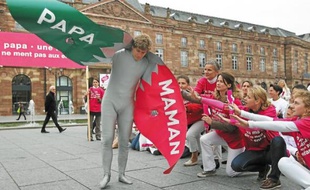 Mardi midi, sur la place Kléber de Strasbourg, l'association Alliance Vita a mis en scène la naissance d'un enfant.