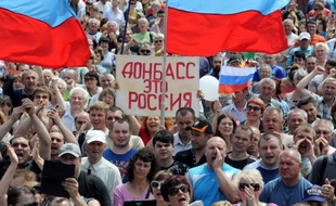 Manifestants prorusses le 31 mai 2014 à Donetsk. "Le Donbass c'est la Russie", dit la pancarte.