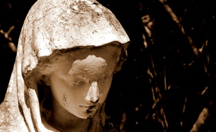 Une statue de la vierge Marie (Illustration)