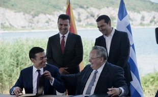 Le 17 juin, les deux ministres des Affaires étrangères macédonien et grec, sous les yeux de leurs chefs de gouvernement respectifs, ont signé un accord sur la dénomination de la Macédoine.