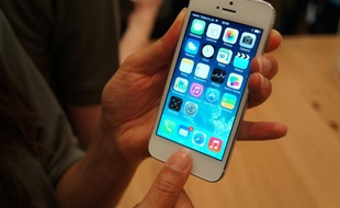 L'iPhone 5S dispose d'un lecteur d'empreinte digitale intégré au bouton home.