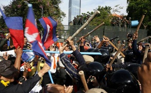 Afrontements entre militants de l'opposition et gardes de sécurité de "Freedom Park", lors d'une manifestation violemment réprimée pour la réouverture du parc, le 15 juillet 2014 à Phnom Penh