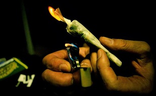 Une personne allume un joint de cannabis le 21 juin 2006 à Lyon.