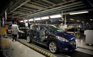 PSA a officiellement lancé la production industrielle de la Peugeot 208, le 27 janvier 2012 dans son usine de Poissy.
