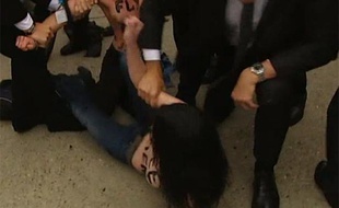 Deux membres des Femen à l'arrivée de François Hollande au Bourget le 21 juin 2013. Capture d'écran iTélé.