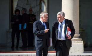 Le ministre délégué aux Transports Frédéric Cuvillier a accusé vendredi "d'irresponsabilité" les élus de l'opposition qui prédisent la mort de la SNCM qui assure les liaisons maritimes entre la Corse et le continent alors que le gouvernement s'emploie à la sauver.