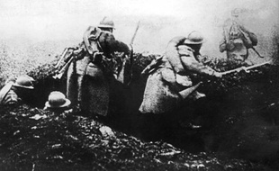 Photo prise en 1916 de soldats français passant à l'attaque depuis leur tranchée lors de la bataille de Verdun durant la Première Guerre Mondiale.