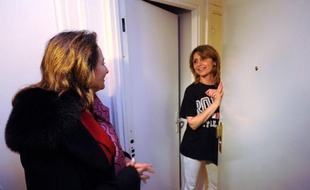19H00. Bagneux. "Bonjour Madame. On ne vous dérange pas?". Ségolène Royal, ex-candidate à la présidentielle, sonne à la porte d'un appartement. Opération porte-à-porte pour la campagne de François Hollande. But: lutter contre l'abstention et toucher cinq millions de foyers