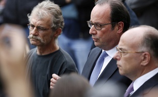 François Hollande à Saint-Etienne-du-Rouvray (Seine-Maritime), à quelques mètres de l'église où le prêtre a été égorgé.