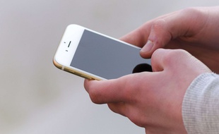 Un utilisateur d'iPhone.