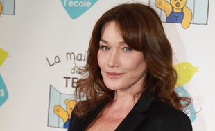 La chanteuse et ancienne mannequin Carla Bruni-Sarkozy à Paris