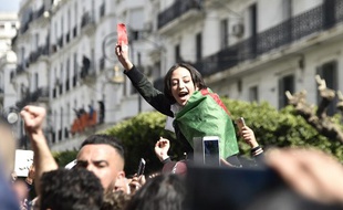 Des Algériens manifestent dans les rues de la capitale, ce dimanche, pour dénoncer la candidature d'Abdelaziz Bouteflika à un
cinquième mandat. présidentiel.