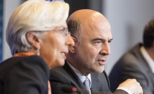 La directrice générale du FMI Christine Lagarde et le commissaire européen aux affaires financières Pierre Moscovici lors d'une conférence de presse à Luxembourg le 18 juin 2015