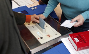 Illustration d'un votant lors de l'élection municipale à Lille.