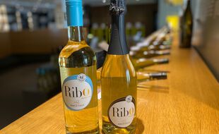 Les deux bouteilles de « RibO », un vin tranquille et un pétillant.