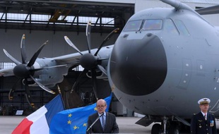Jean-Yves Le Drian doit détailler jeudi en conférence de presse les restructurations des armées, et notamment les suppressions de régiments et d'unités pour 2014, programmées dans le cadre de la Loi de programmation militaire, qui provoquent déjà la colère d'élus des territoires concernés.