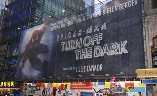 Affiche pour la comédie musicale «Spider-Man: Turn Off The Dark» au Foxwoods Theatre, à New York City, le 7 novembre 2010