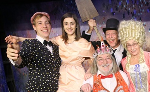 Margaux Lagleize (au centre) est la petite nouvelle de la revue satirique du théâtre de La Chouc'routerie.