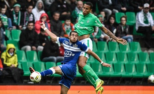 Léo Lacroix est ici à la lutte avec le Bastiais Enzo Crivelli en Ligue 1. JEFF PACHOUD