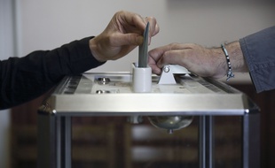 Une urne dans un bureau de vote de Saint Vincent d'Olargues (Hérault) lors des élections européennes (illustration).