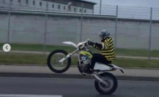 Un Dalton devant la prison de Lyon-Corbas.