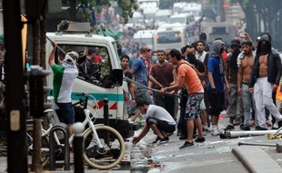 Un véhicule municipal détruit par des manifestants le 19 juillet 2014 dans le quartier Barbès-Rochechouart à Paris