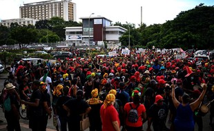Des manifestants participent à un rassemblement pour protester contre le pass sanitaire à Pointe-à-Pitre en Guadeloupe, le 27 novembre 2021.
