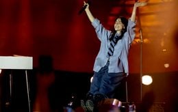 Billie Eilish annonce une collaboration « spéciale » avec James Cameron