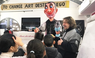 Huit enfants réfugiés créent un char à l’effigie de l’artiste niçois Ben.