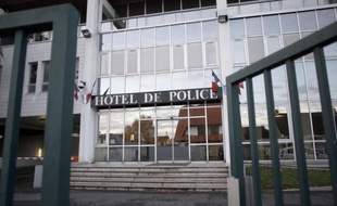 Une policière de 42 ans, mère de deux enfants, s'est suicidée dimanche dans le vestiaire du commissariat de Caen avec son arme de service, peu avant 13h00, a-t-on appris auprès du directeur départemental de la sécurité publique (DDSP)du Calvados, Philippe Trenec.