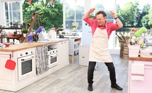 Julien Lepers dans l'émission " Le Meilleur pâtissier célébrités" sur M6.
