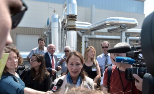 La ministre de l'Environnement Ségolène Royal (c), le 7 juin 2016 à Rittershoffen (est)