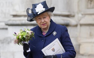 La reine Elizabeth II vient d'assister à une cérémonie à l'abbaye de Westminster à Londres le 10 mai 2015