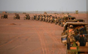 Convoi de l'armée française levant le camp à l'aube du 2 novembre 2013, près de Gao dans le nord du Mali