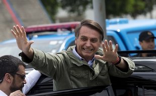 Jair Bolsonaro salue ses partisans après avoir voté, à Rio de Janeiro, le 28 octobre 2018.