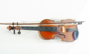 Le fameux violon du XIXe siècle qui s'est vendu plus de 6 400 euros aux enchères.